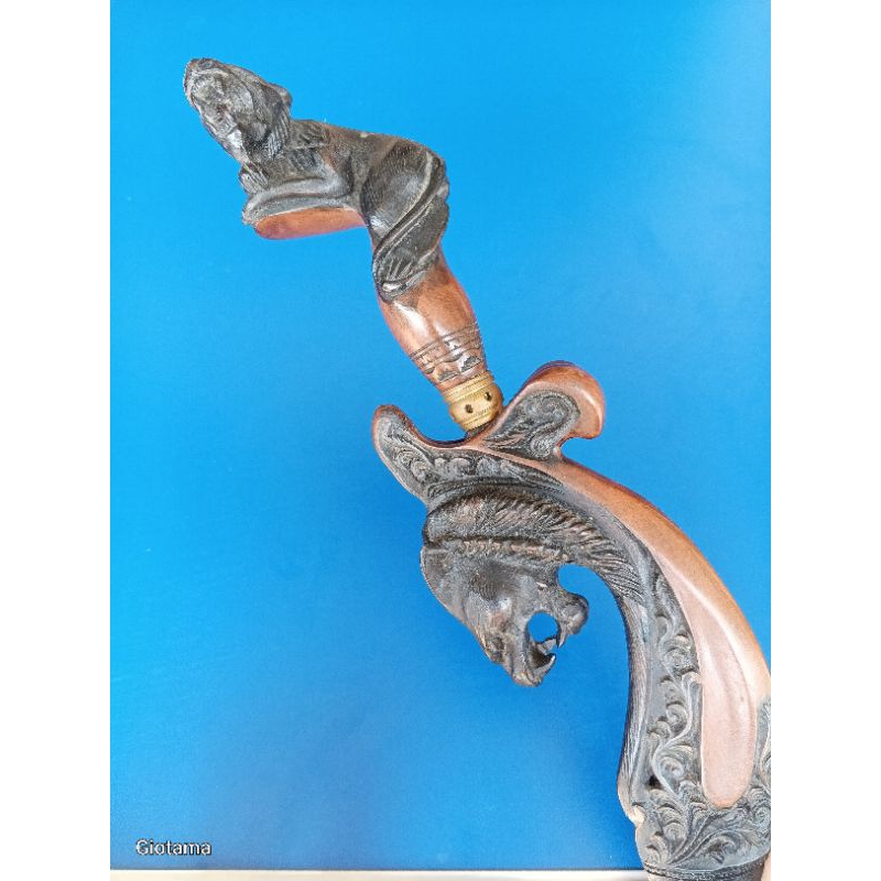 kujang Siliwangi bermotif dan berukir macan hitam