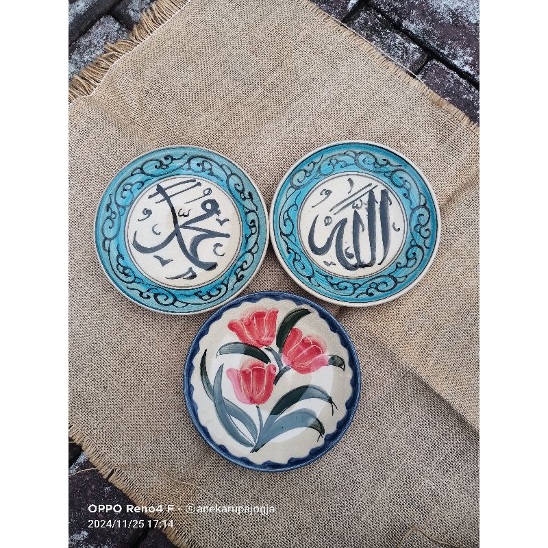 3 buah piring keramik lukis motif kaligrafi Allah Muhammad dan bunga untuk dekorasi hiasan dinding