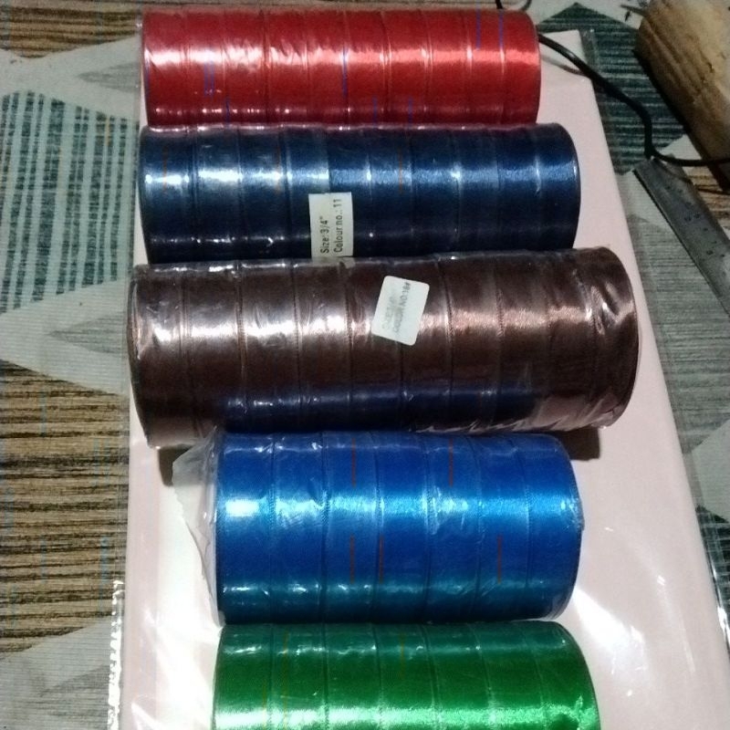 

pita satin 2 cm .panjang ±25 yard