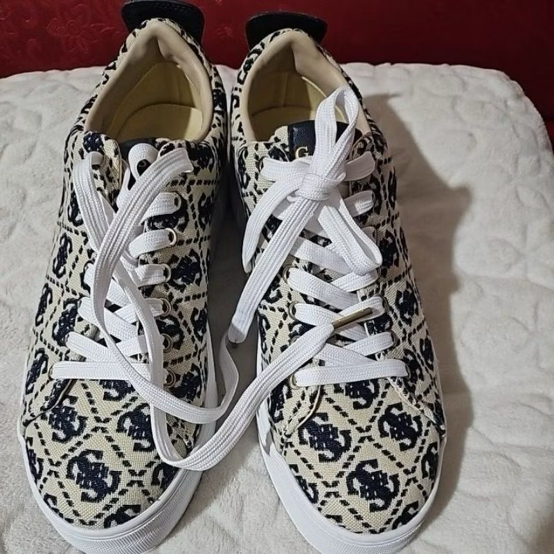 Sepatu Guess
