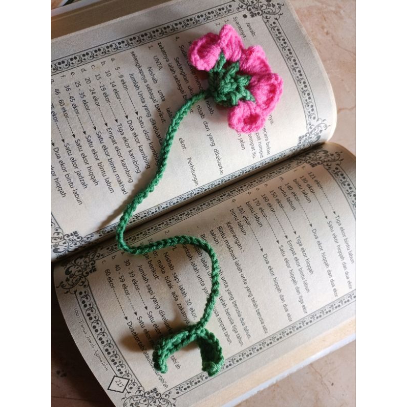 

Flowers Crochet Bookmark /Boneka Bunga dengan Tali Hiasan/ Pembatas Buku /Pembatas aLquran rajutan