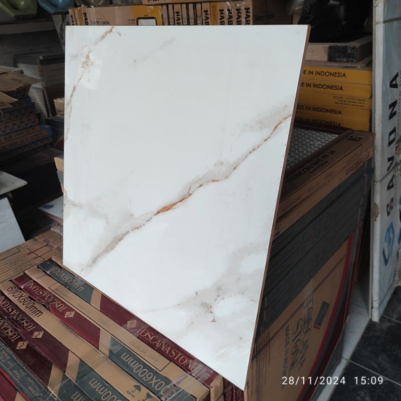 Habitat Keramik putih corak 60x60 glossy calacata gold