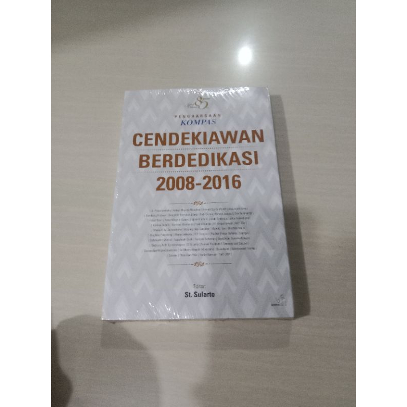 Buku PENGHARGAAN KOMPAS CENDEKIAWAN BERDEDIKASI 2008-2016 Oleh St Sularto