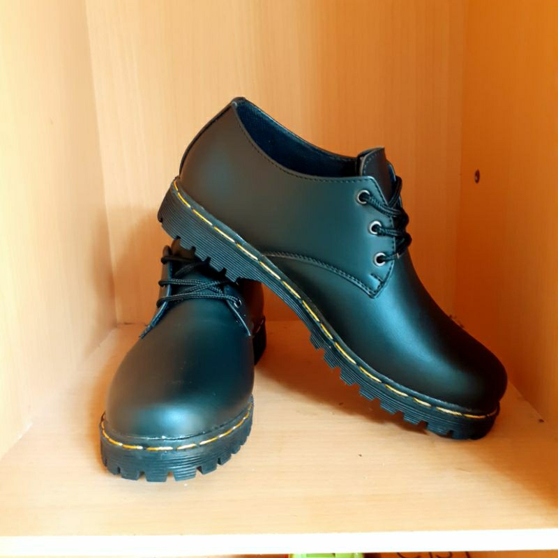 Sepatu Pantofel Formal Pria Docmart Kasual Hitam