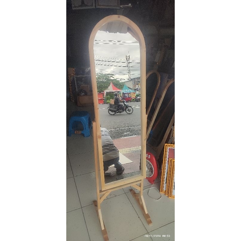 standing mirror 30x100. saya antar sendiri area jogja. chat jika berminat