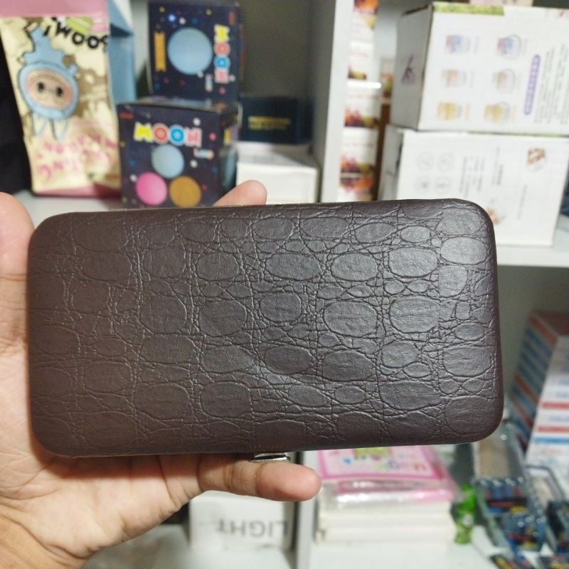 

tolkit peralatan gunting coklat