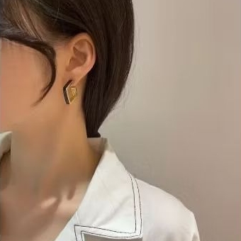 belleva_id anting tusuk hitam kotak