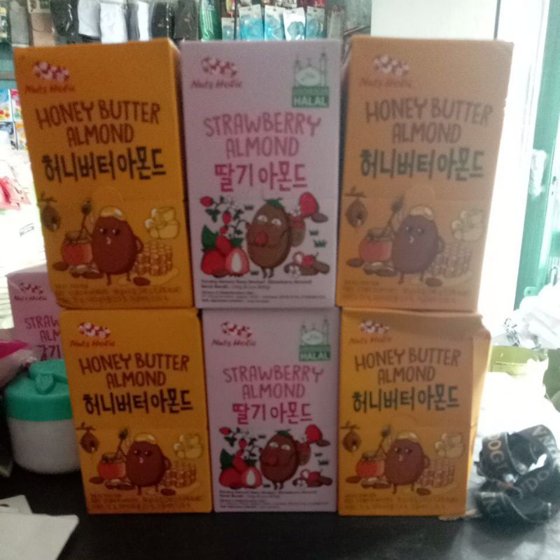 

Nut Holic Honey Butter Almond/ Strawberry Almond 1 box(8pc x 30gr)