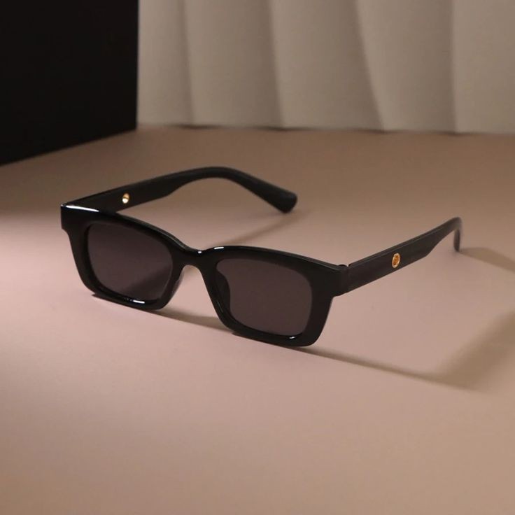 Kacamata Hitam Fashion Korea Style Retro Bingkai Lubang Tahan sinar Uv Dan Debu