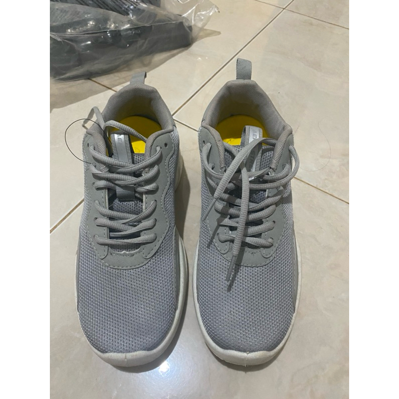 preloved sepatu lari aerostreet