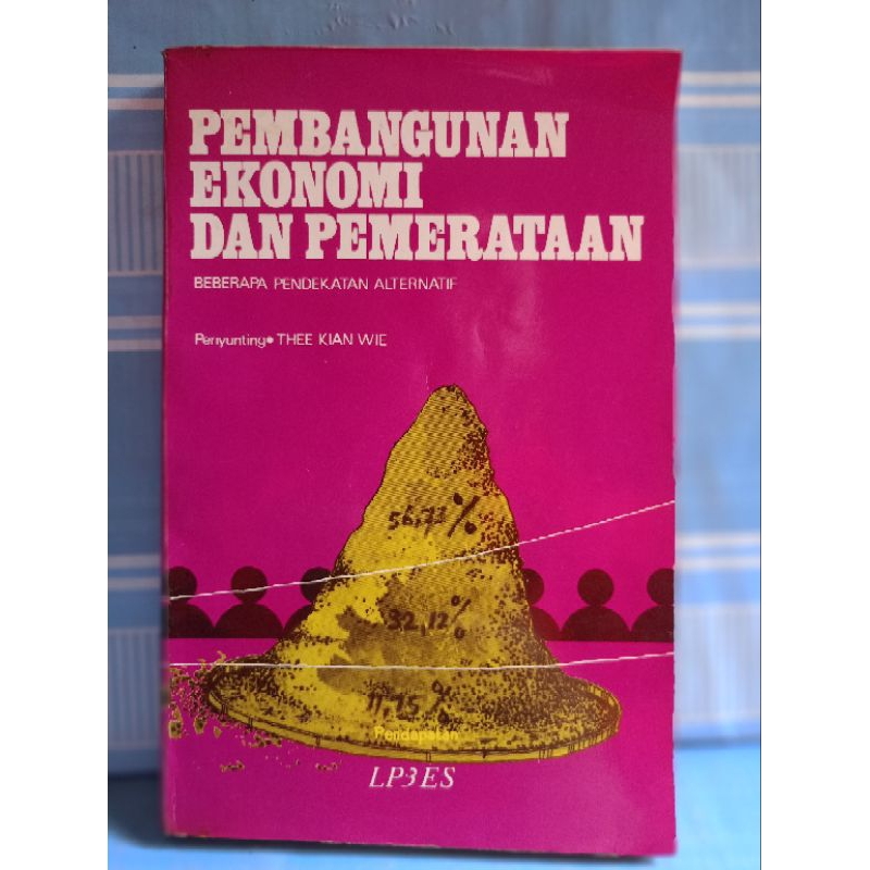 PEMBANGUNAN EKONOMI DAN PEMERATAAN by thee kian wie