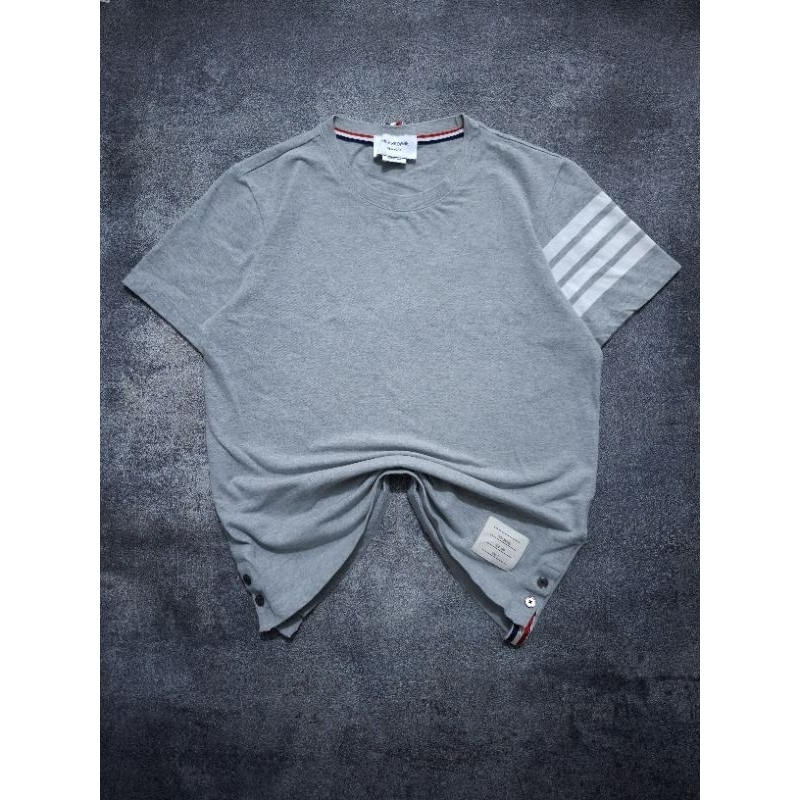 Tshirt Thom Browne Grey & White 4 Bar Stripe ( Kaos Luxury Thom Brown )