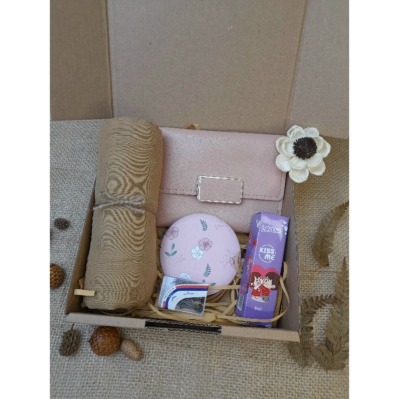 

Gift Box hijab dan dompet -hampers murah parfum dan kaca -hampers Aesthetic kekinian-kado untuk pacar cewek- graduation- anniversary- weding-ulang tahun- paket hampers hemat -other