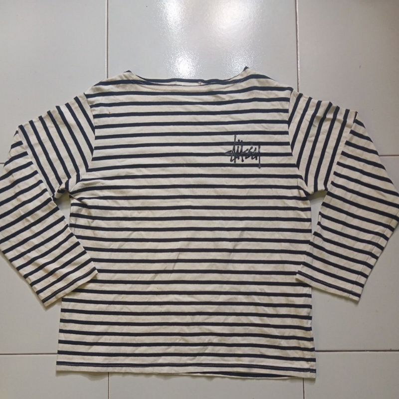 t-shirt stussy lengan panjang.