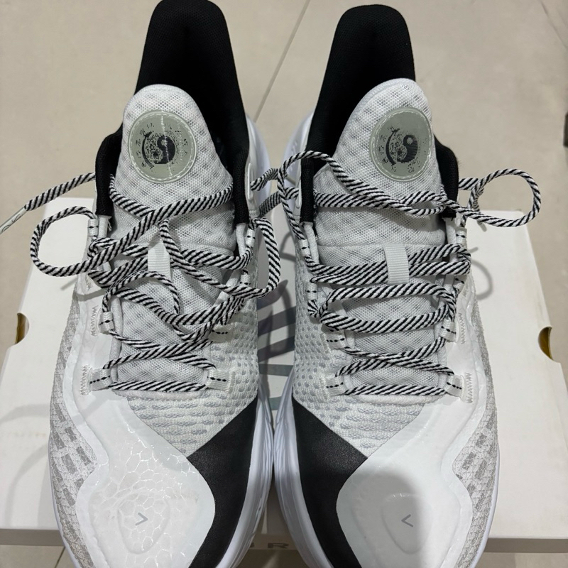 CURRY 11 - 100% ORIGINAL - SIZE 45