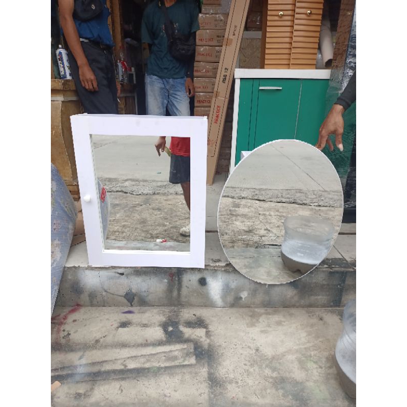 lemari cermin kotak p3k nempel tembok