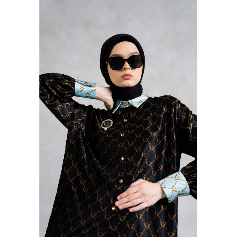 (NEW) VZ Monogram Two Tone Shirt Black-Blue / ViviZubedi / Vivi Zubedi / Vizu