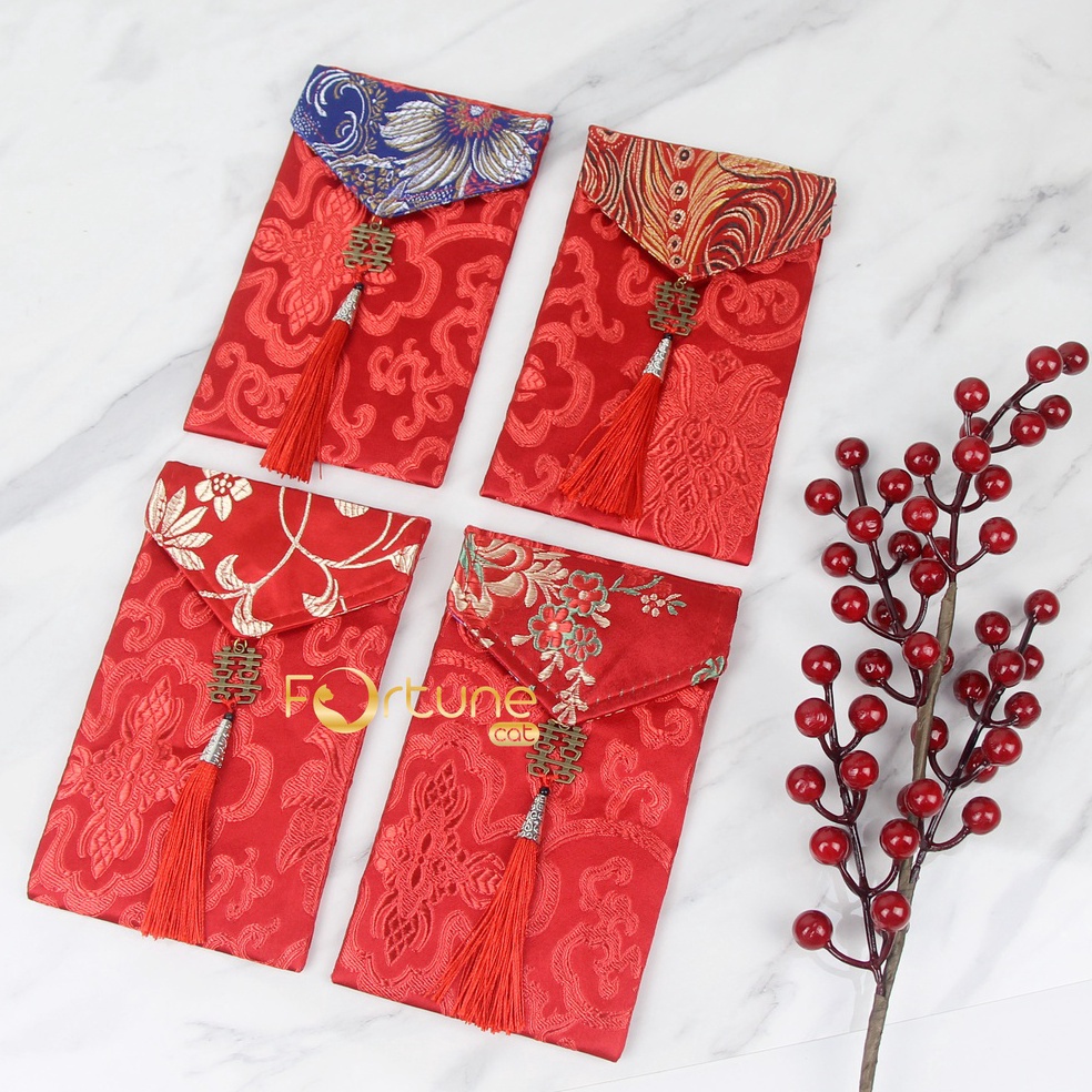 

KODE PRODUK KHLKM8169 Angpao Sangjit Kain Wedding Engagement Lamaran Kawinan Hong Bao Red Envelope Gantungan Shuang Xi