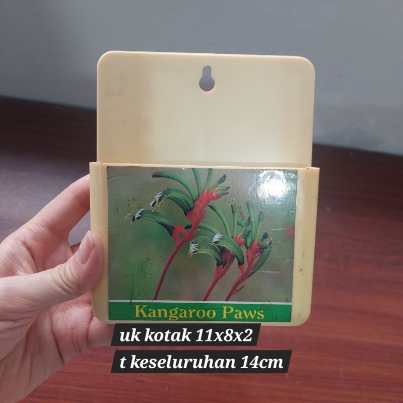 

BARANG KUNO TEMPAT SURAT TEMPAT PENSIL MAGNET KANGAROO PAWS VINTAGEkondisi Bagus