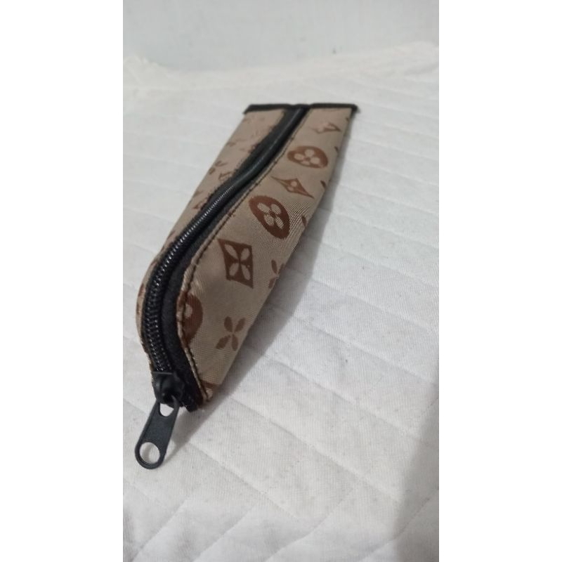 

TEMPAT PINSIL/ATK/KOTAK PINSIL/TEMPAT SENDOK KANTOR,SEKOLAH/TEMPAT SERBAGUNA MOTIF