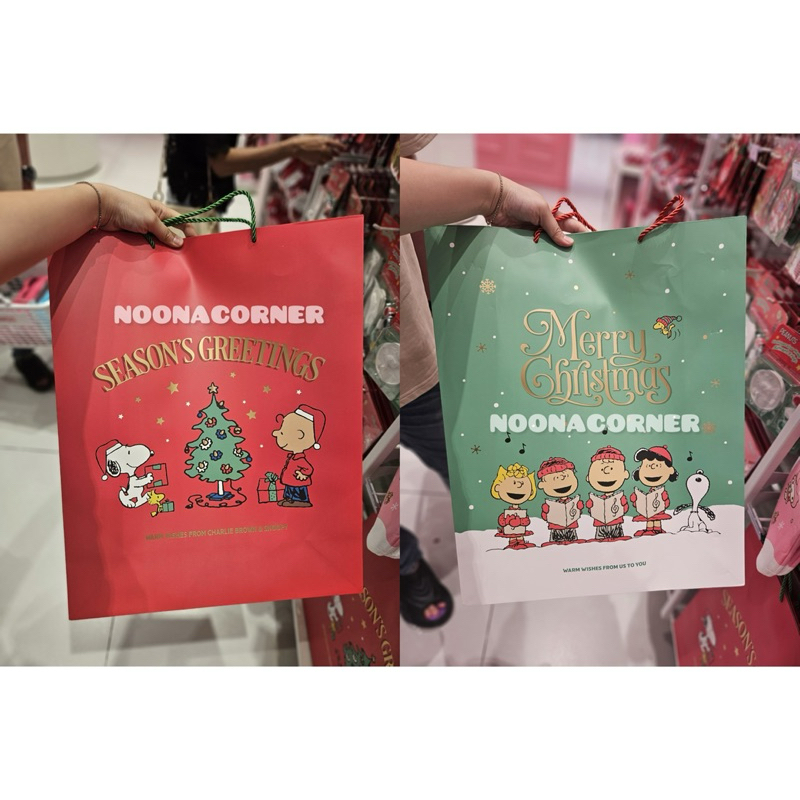 

Miniso x Peanuts ‼️ BIG Paperbag / Tas Kado Snoopy Christmas Editions (Red / Green)