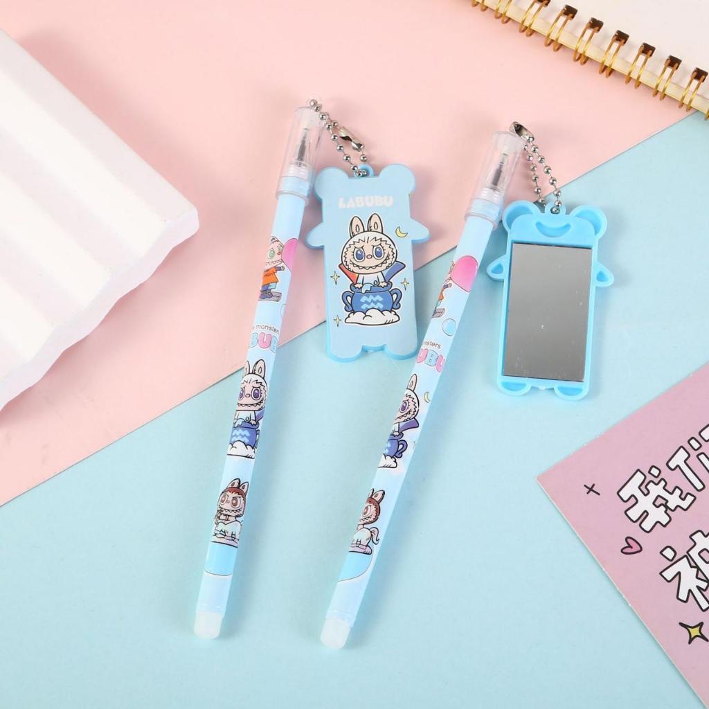 

Ay00! [ 1BOX 12PCS ] PULPEN GEL GANTUNGAN KACA SISIR KARAKTER LABUBU / PEN CERMIN SISIR SKATEBOARD