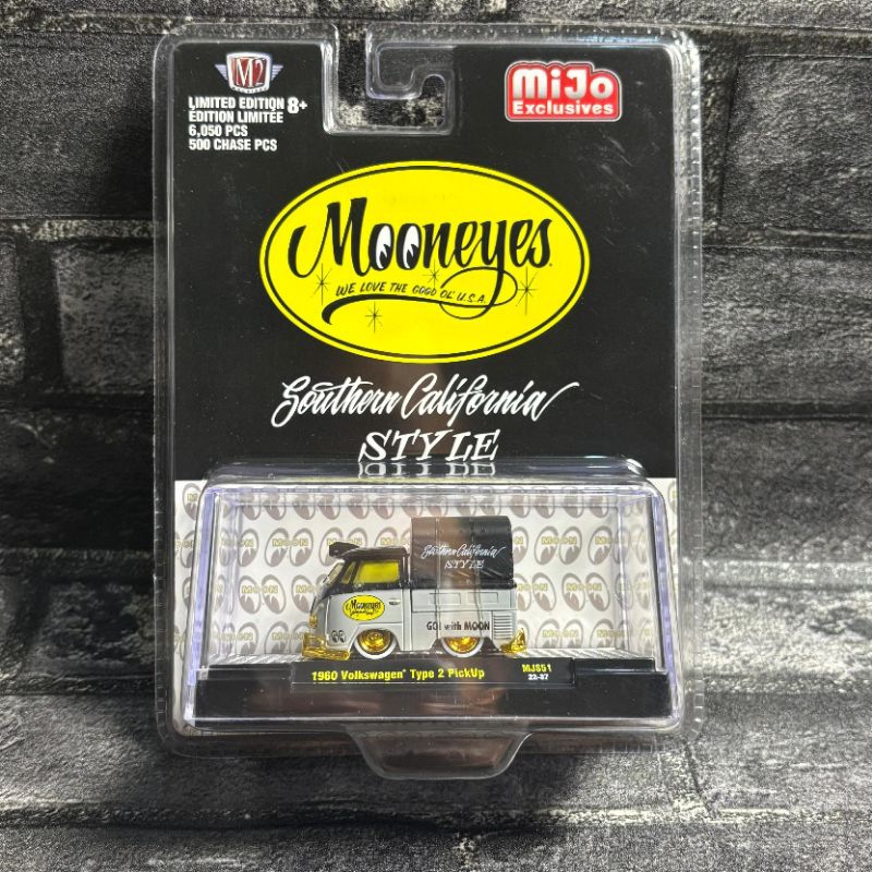 M2 Machines Volkswagen Type 2 Pickup Mooneyes Southern California Style Chase Car