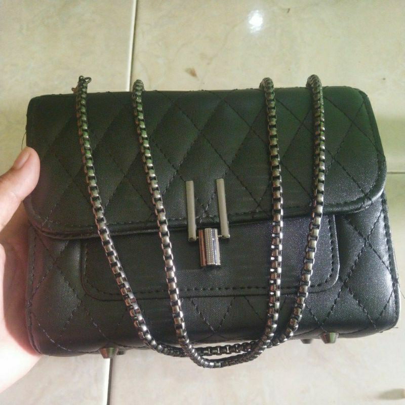 Tas Selempang Hitam dengan Rantai Kulit