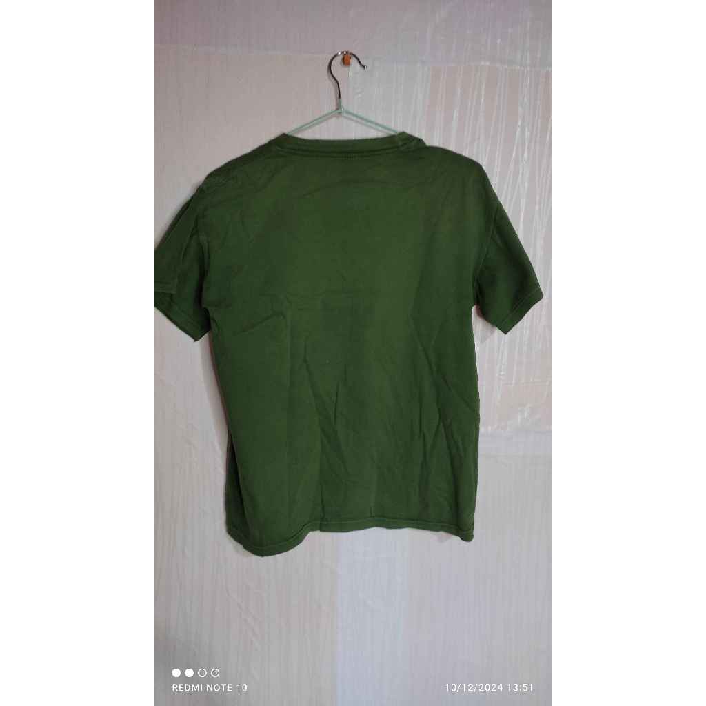 ZEE PRELOVED KAOS MERK DARBOST 99% GOOD CONDITION BAHAN BERKUALITAS MINUS BOLONG SEDIKIT DEKAT LENGA