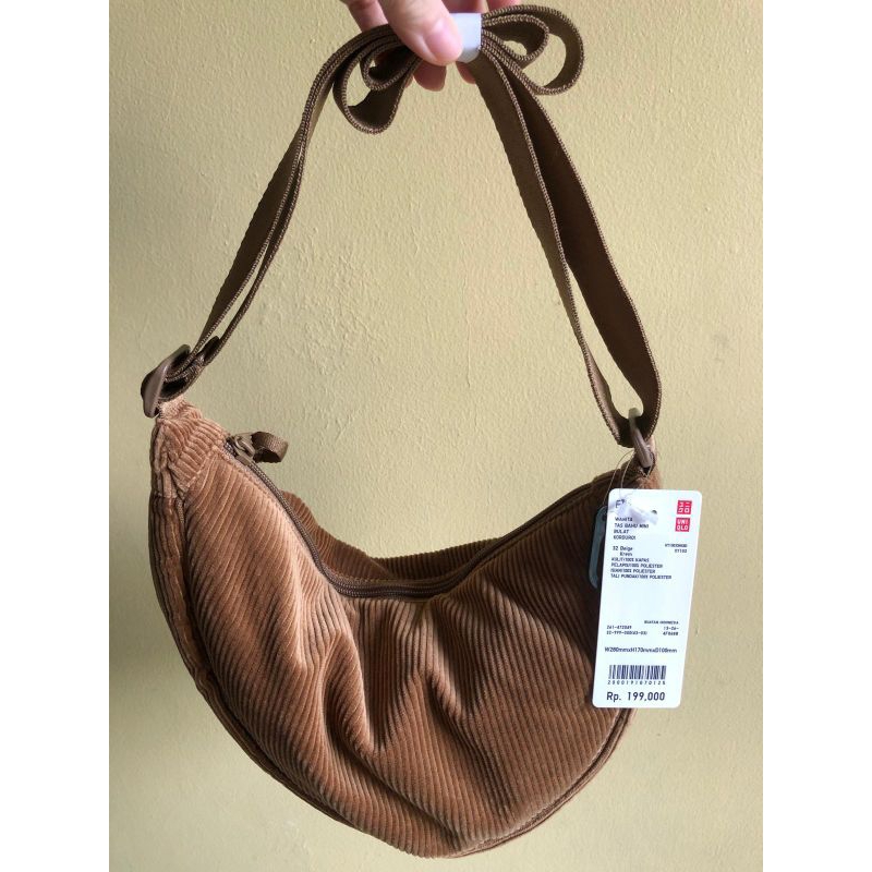 tas uniqlo beige