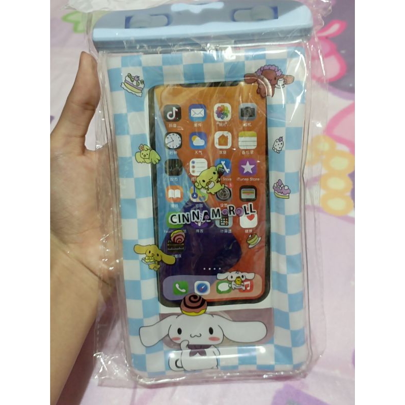 Tempat penyimpanan pelindung pouch hp saat berenang anti air cinamorol