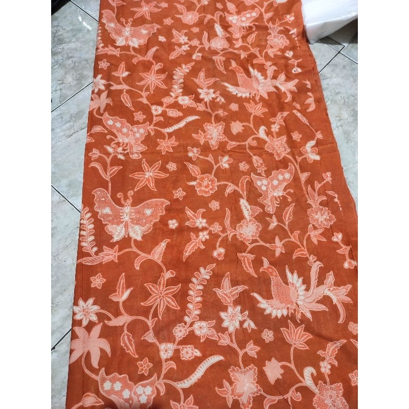 kain motif batik merah bata
