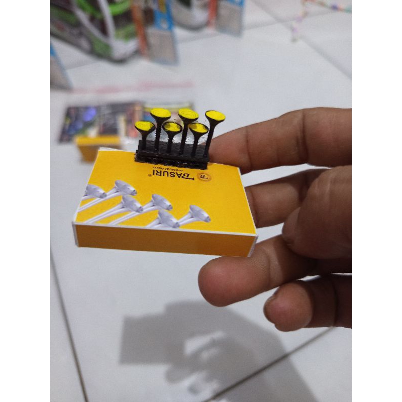 Corong miniatur bus basuri, tutup corong winglet