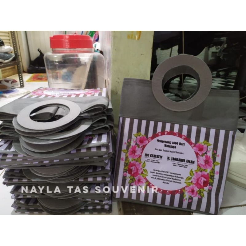 

tas hajatan pegangan bulat custom foto muat Dus nasi 20x20 cm