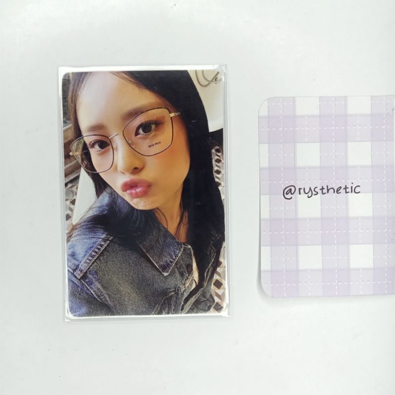 OFFICIAL NEWJEANS Photocard Hanni Bluebook NewJeans Versi First Album Kacamata Manyun Lucu