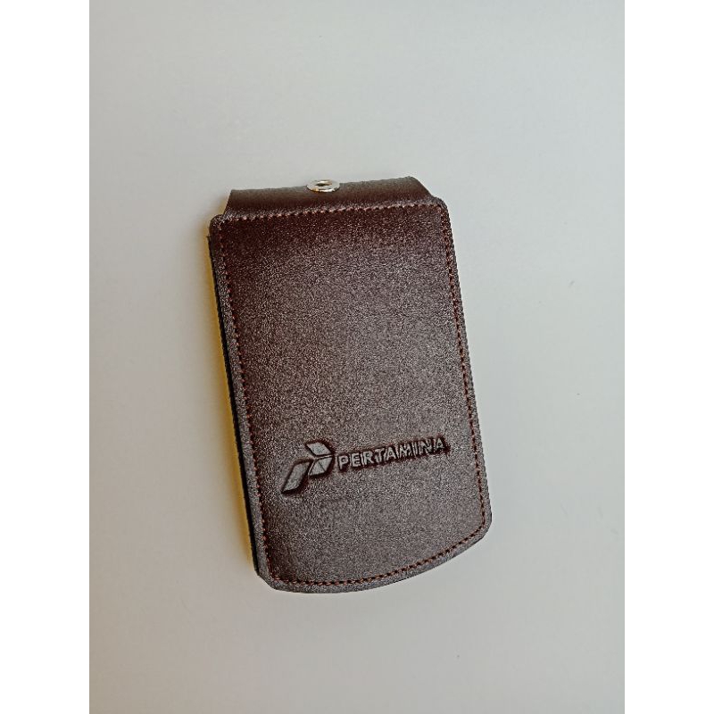 

Mame Tag ID Card Holder Khusus Untuk Pegawai PERTAMINA Double Magnet bahan kulit asli full kulit flip double magnit