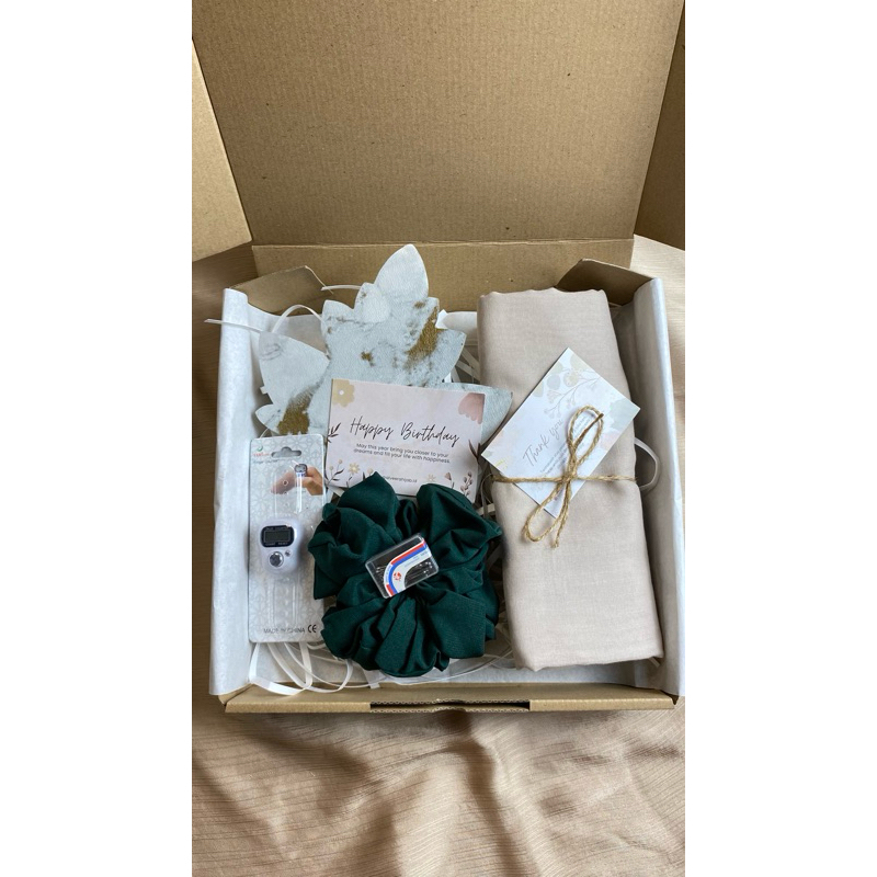 

Hampers Hijab (Paris Jadul) / (Bella’s Premium) Gift Box Hijab Kado Cewek Kado Ulang Tahun Wisuda Anniversary Lebaran