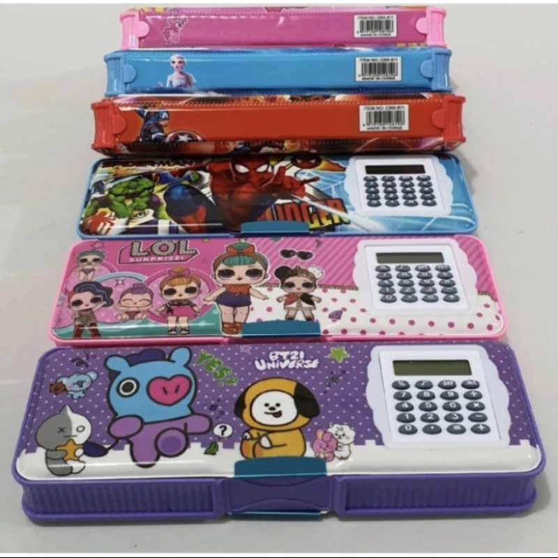 

KOTAK PENSIL MAGNET 2 SISI KOTAK PENSIL KARAKTER PLUS KALKULATOR TEMPAT PENSIL ANAK SEKOLAH