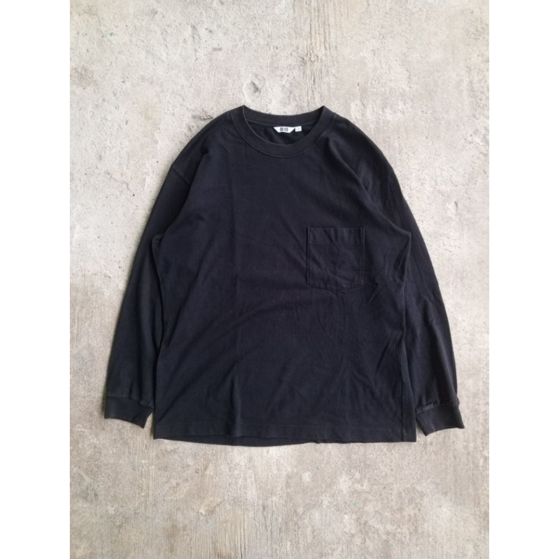 Uniqlo U pocket longsleeve black kaos hitam saku lengan panjang