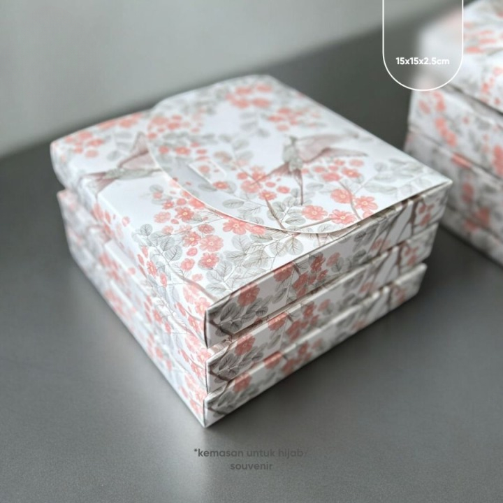 

10 Pcs Box Hijab Kotak Hampers Motif Blissful Blossom Material Ivory 250gr Ukuran 15x15x2,5cm