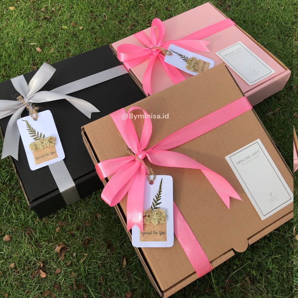 

Box Hampers Gift Box kado ulang tahun, anniversarry, wisuda Paking Dus Set Hadiah Unik Aesthetik kartu ucapan Box ukuran 21x21x5