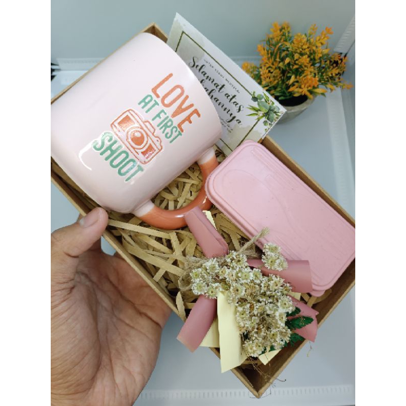 HAMPERS KADO ULANG TAHUN DAN WISUDA UNTUK PRIA ATAU WANITA | Isi Paket: Gelas Mug, Sendok Travel dan