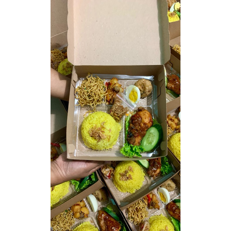 

NASI KUNING KOTAK AYAM LAOS DAN AYAM CRISPY