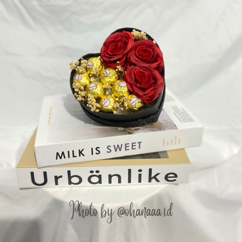 

GIFT BOX LOVE ISI COKLAT DAN MAWAR