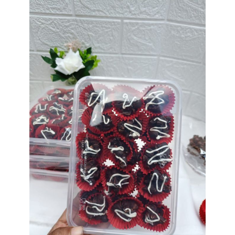 

COKLAT KACANG ISI 30 PCS KUE LEBARAN