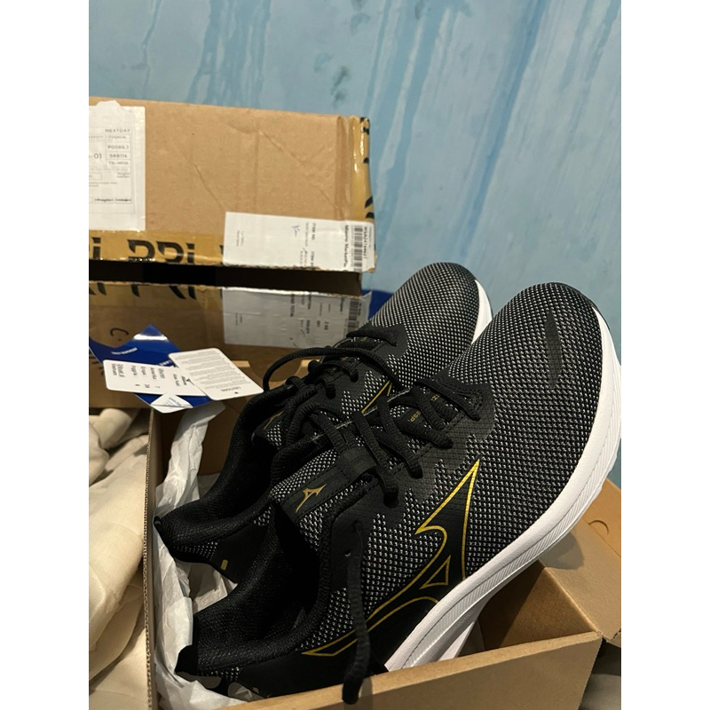 MIZUNO Sepatu Running ESPERUNZER BLACK GOLD Ukuran 39