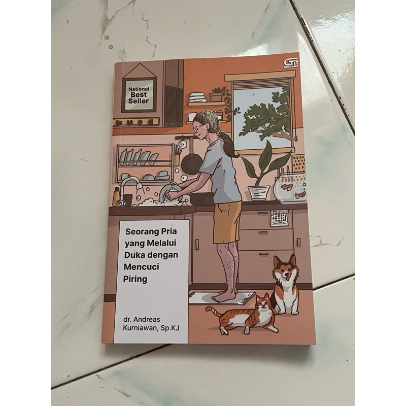 SEORANG PRIA YANG MELALUI DUKA DENGAN MENCUCI PIRING PRELOVED