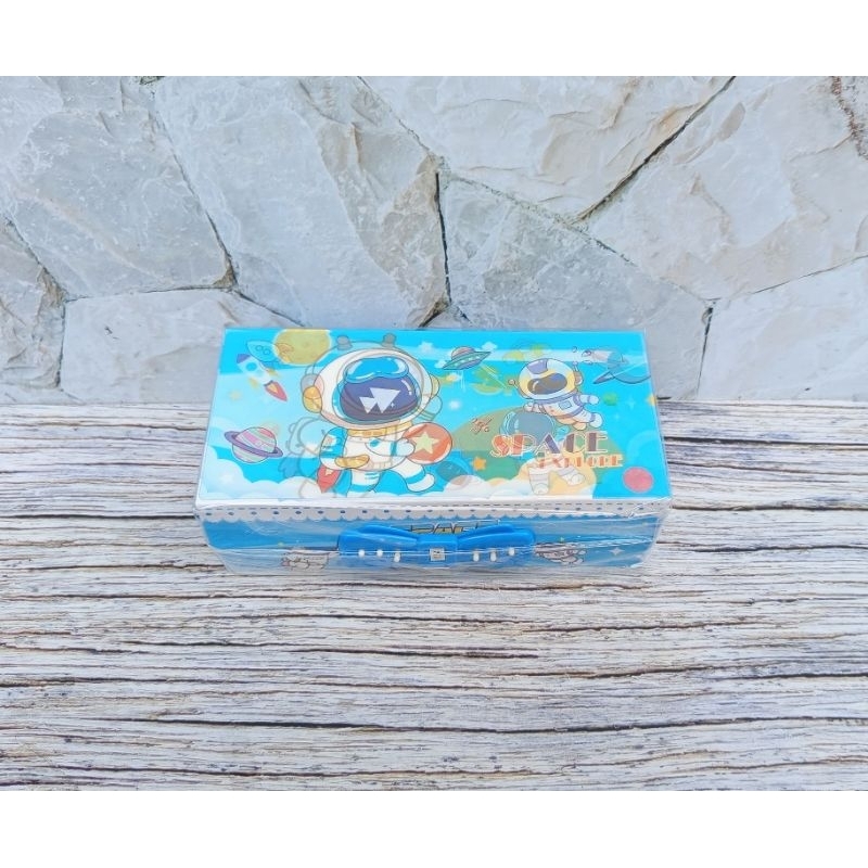 

Tempat Pensil Kode/Kotak Pensil 3 Tingkat Gambar Cowok Cewek