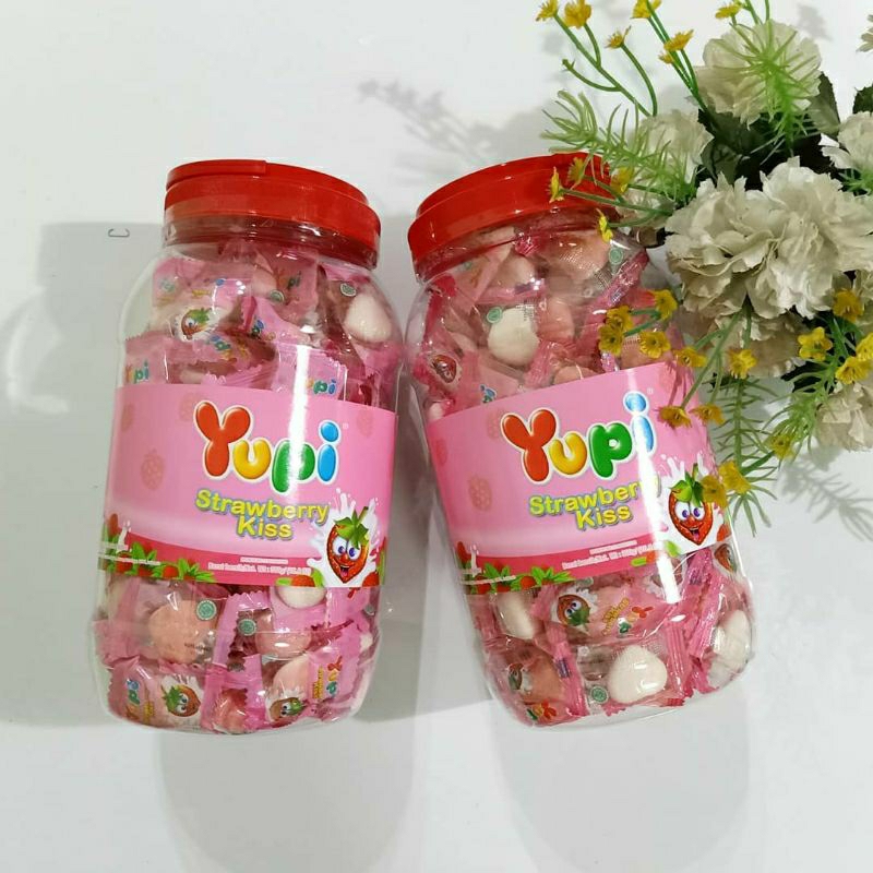 

Yupi strawberry toples