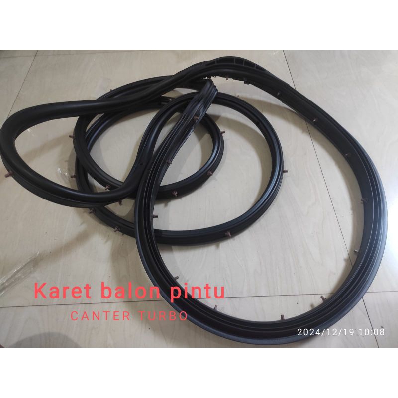 Karet balon pintu bagian luar ( Daun pintu) mobil CANTER TURBO 125 PS